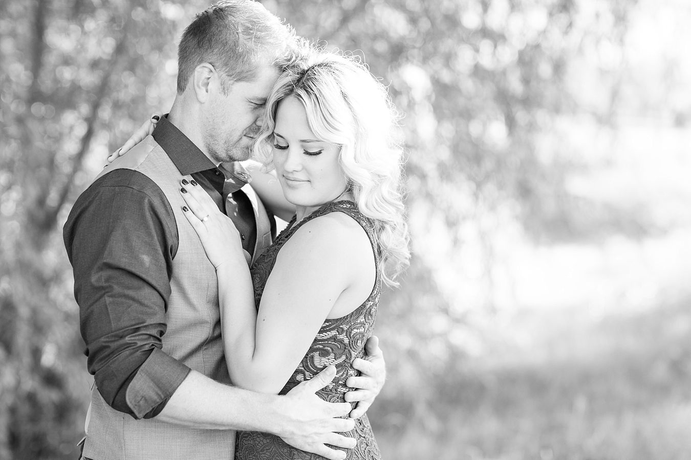 black and white engagement photos