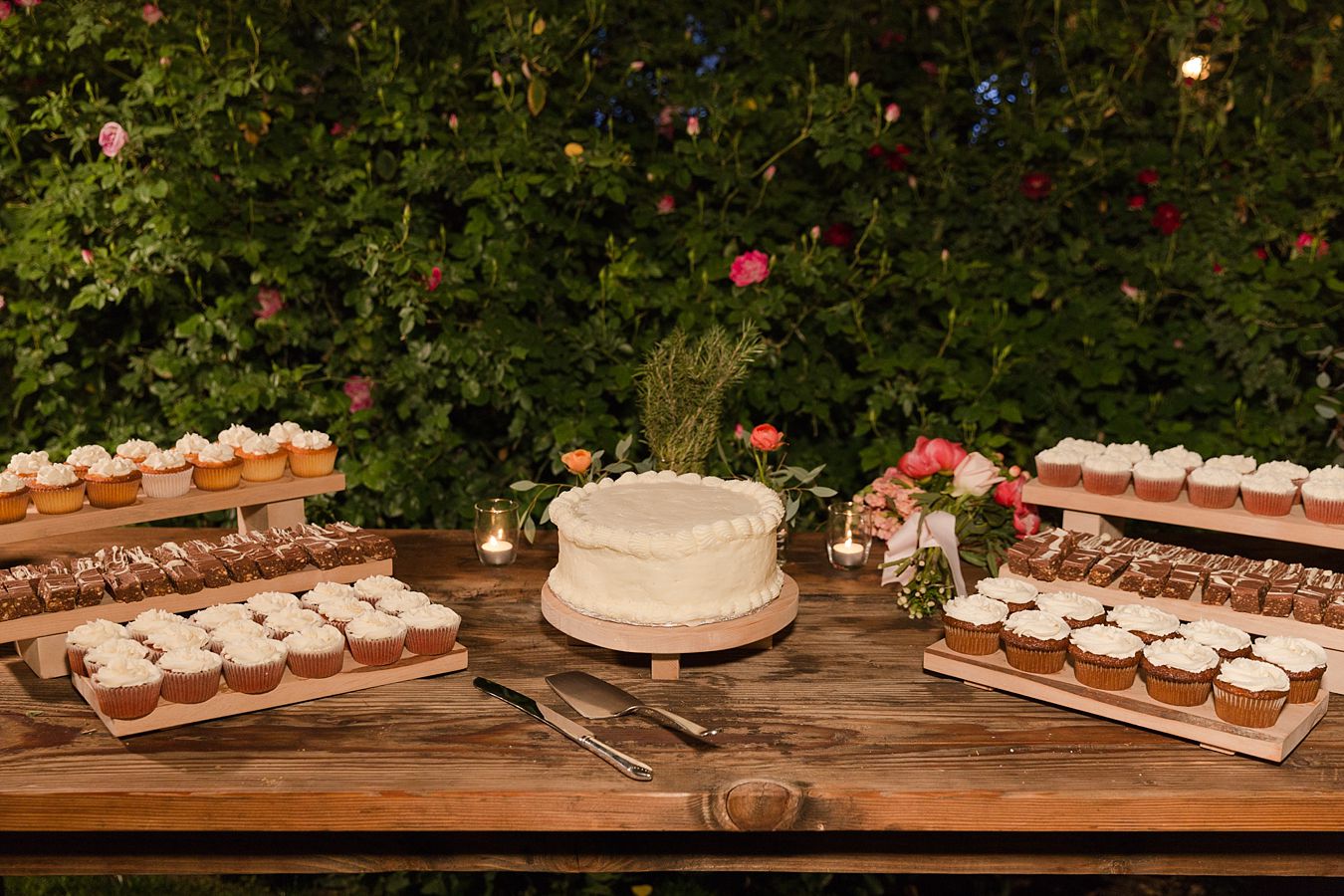 wedding cake table, cupcake table